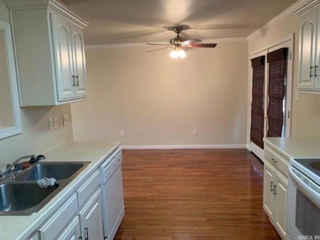 Building Photo - 27 Broadmoor Cir