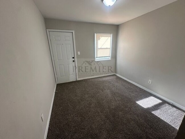 Building Photo - 6111 E 153rd St #B, Grandview, MO 64030 2B 1B - rent $895 / Move in ready/