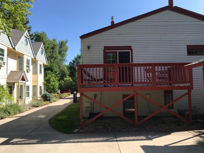 Building Photo - Updated 3 Bed 2 Bath Victorian Style Townhome