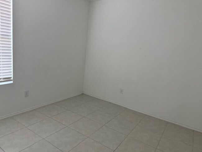 Building Photo - 325 Carthage Dr