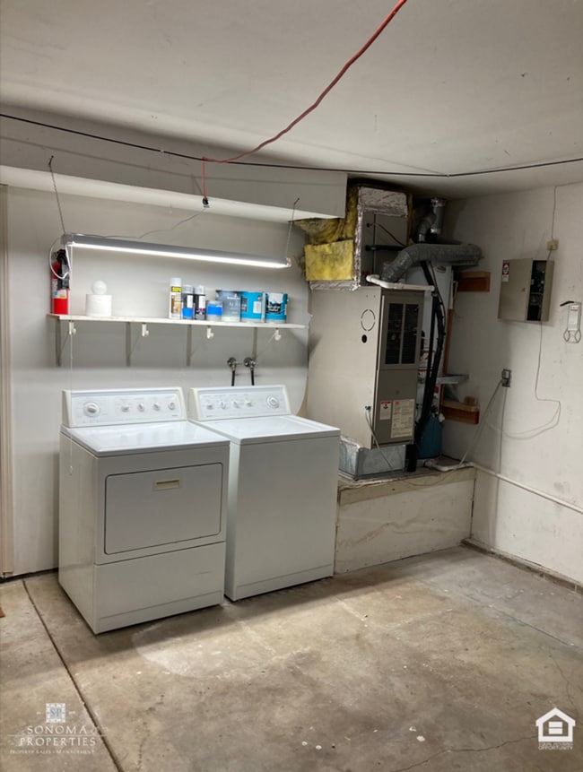 Building Photo - 3 Bedroom, 2.5 Bathroom Townhouse, Located...