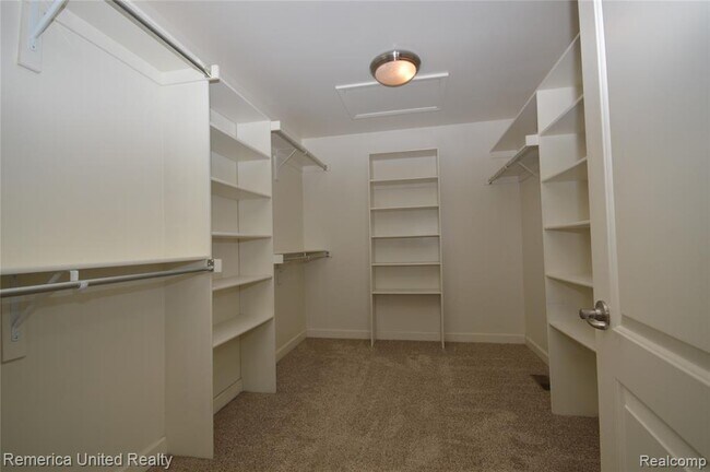 Building Photo - 42965 River Bend Dr