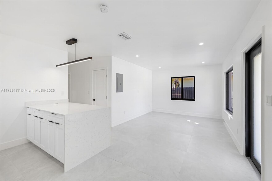 Building Photo - 1713 Lauderdale Manor Dr