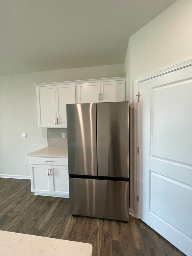 Building Photo - Spacious & Modern Ranch-Style Living