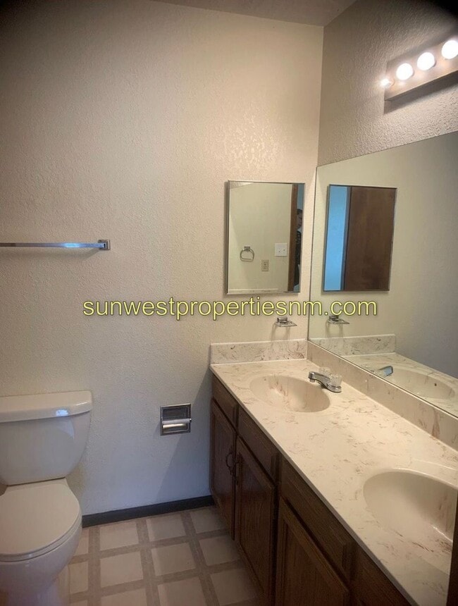 Building Photo - 3 Bedroom, 2.5 Bath 2 Story Condo