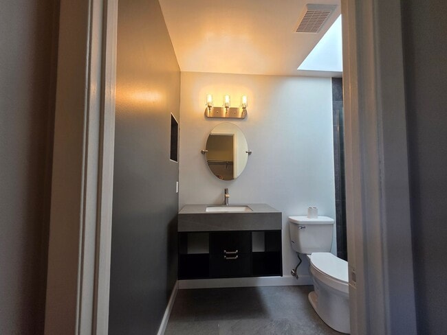 Building Photo - Spacious Town Home in Brighton Heights!