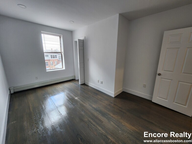 Building Photo - 44 Joy St