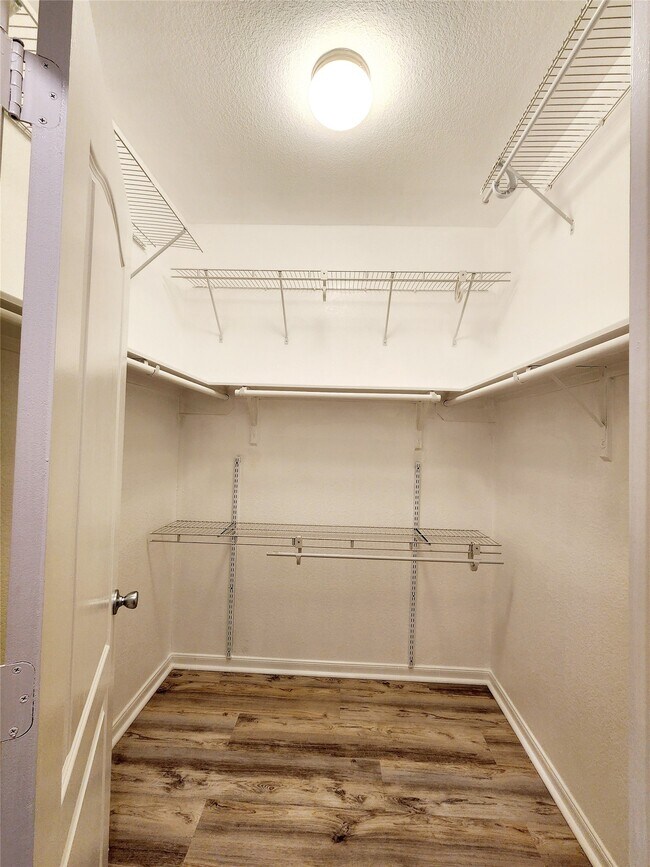 Building Photo - 2606 Oakwood Blf Trl