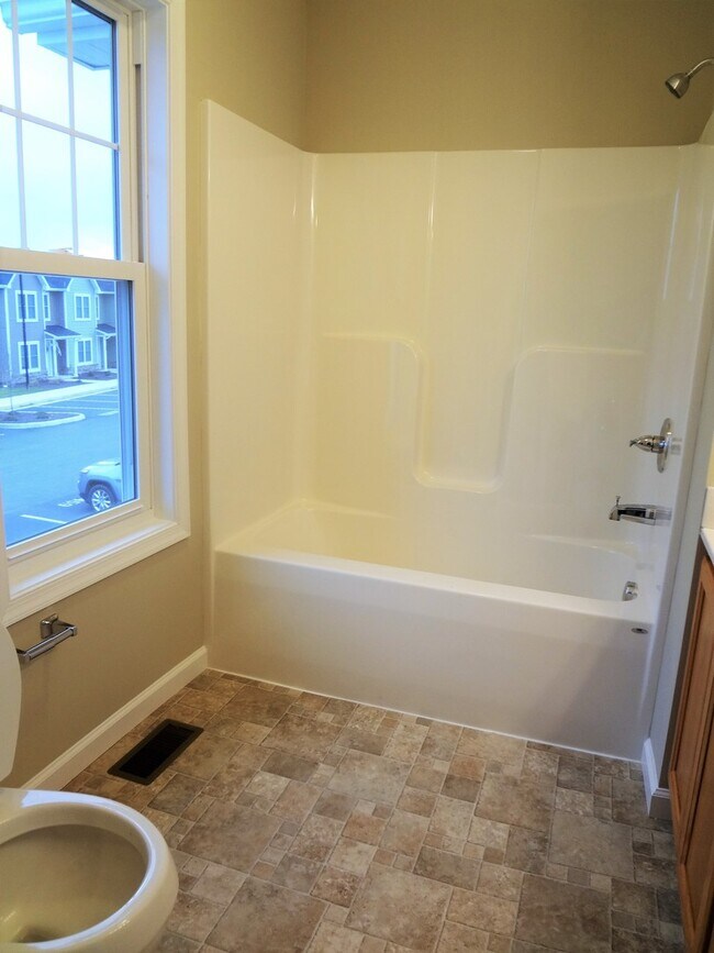 Building Photo - Excellent Townhouse in Ideal Location