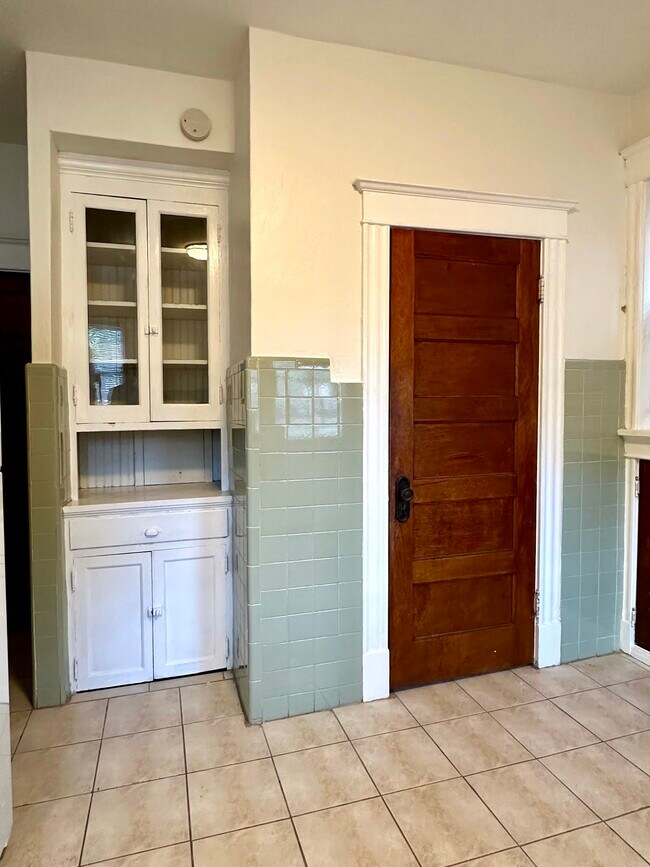 Building Photo - 735 Dover Pl