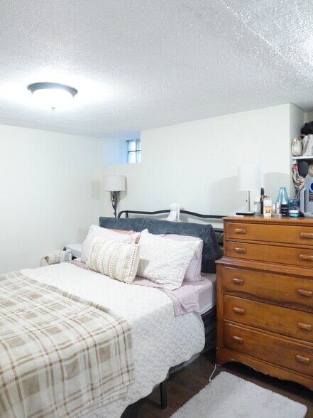 Building Photo - 832 Parker St