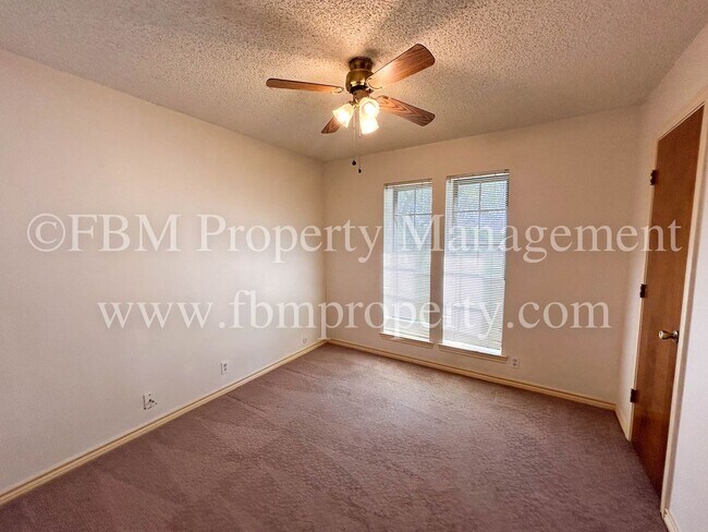 Building Photo - 103 Oak Creek Ct