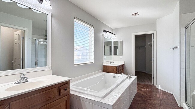 Building Photo - 2-story home with a Beautiful Sparkling Pool! Great floor plan!