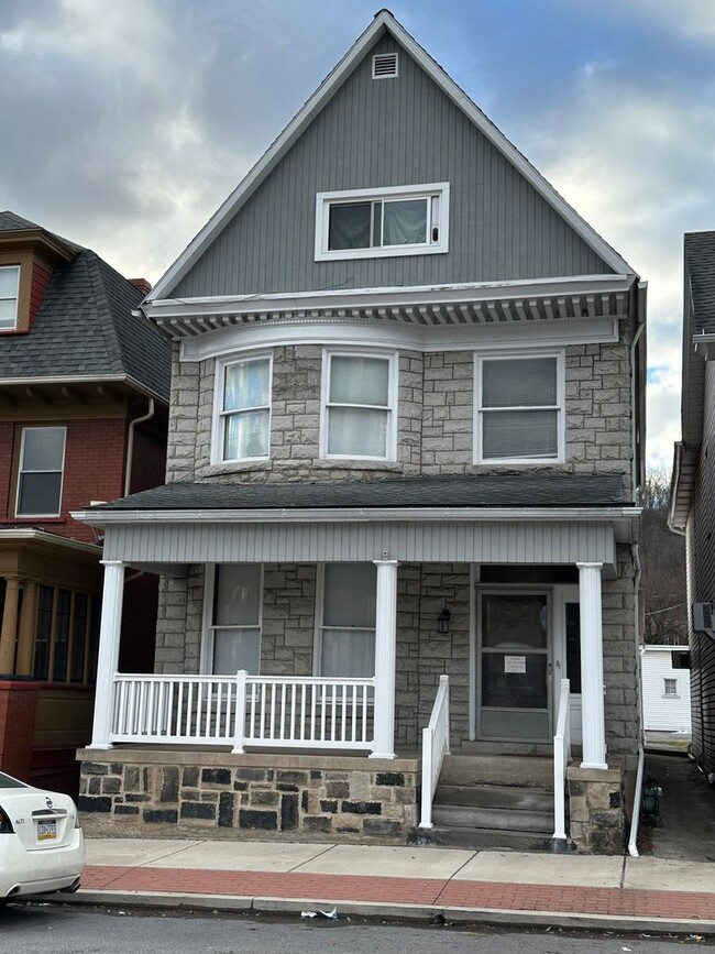 Building Photo - 1055 Logan Ave