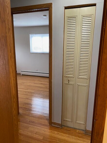 Building Photo - 1653 Oakwood Ave