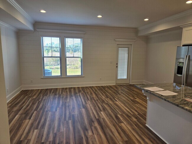 Building Photo - 3 Bedroom 2.5 Bath Townhome located in Valdosta, GA Minutes from Moody