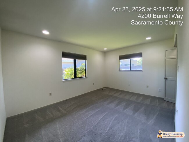 Building Photo - Sprawling Ranch with Open Floorplan & Exce...