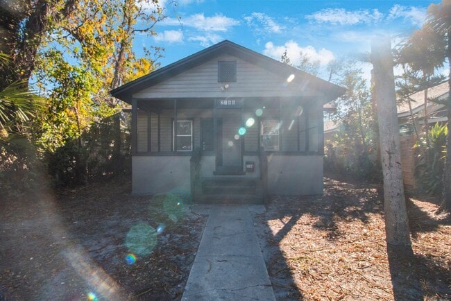 Building Photo - REDUCED  $25 App Fee  3bdrm/1bath home with large yard ** Section 8 OK *** $1795.00**