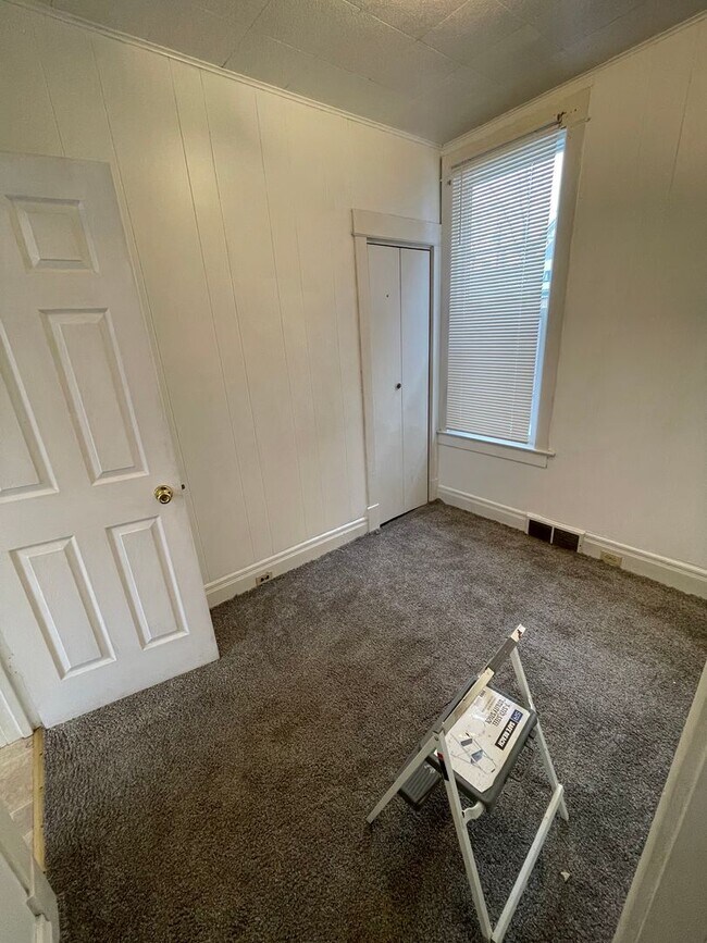 Building Photo - 1302 W 1st St