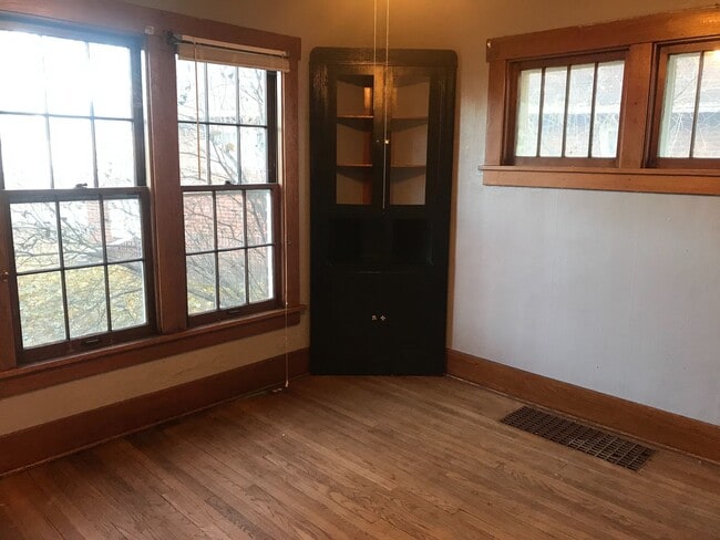 Building Photo - Cute 2 bedroom house $995