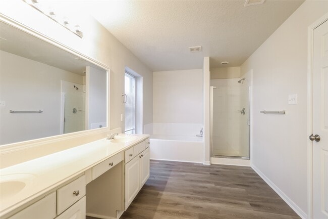 Building Photo - 16700 Foursquare Dr