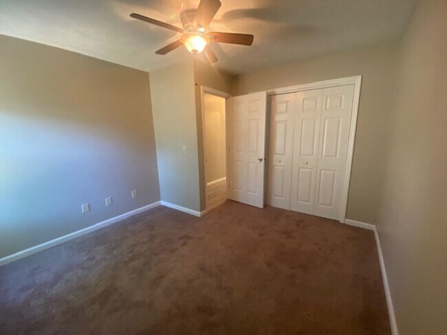 Building Photo - 4914 Pin Oak Dr