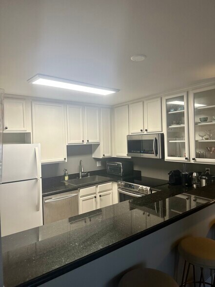 Building Photo - 3030 Suncrest Dr