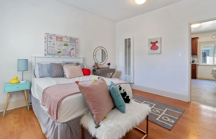 Building Photo - 4076 Santa Rita St