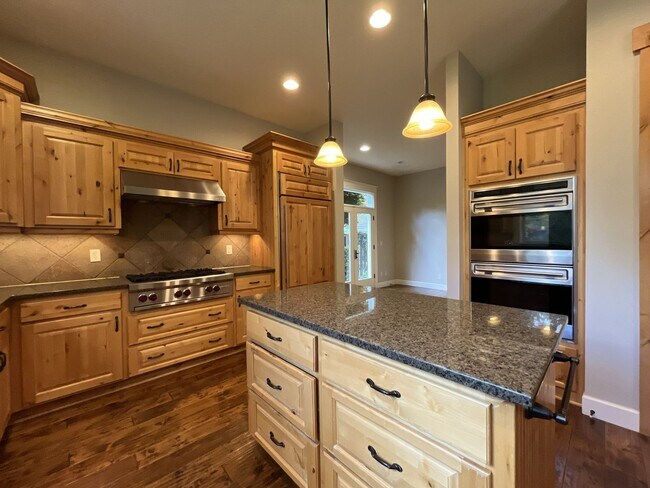 Building Photo - Luxury 5 Bedroom Home with Soaking Tub, Chef’s Kitchen & Expansive Primary Suite