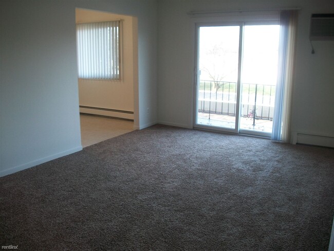 Building Photo - 2 br, 1 bath Apartment - Village Square