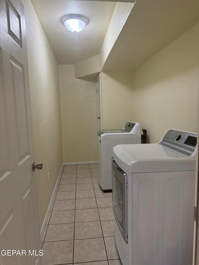 Building Photo - 12000 Ivory Gate Way