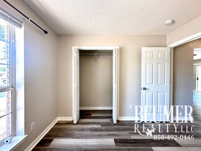 Building Photo - Home nestled in in W. Pensacola minutes fr...