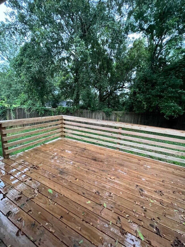 Building Photo - Duplex Close To Campus!