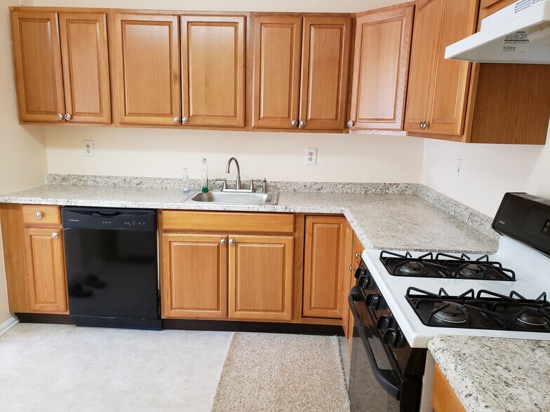 Building Photo - 8 Holly Ct