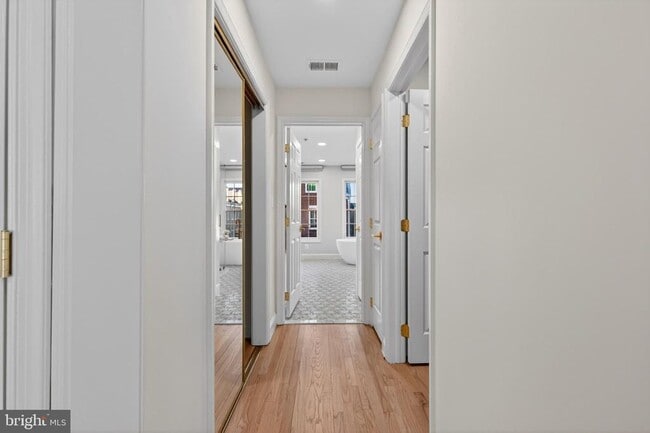 Building Photo - 700 Kahn Pl