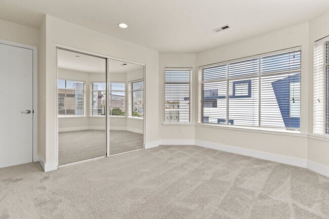 Building Photo - Lovely 2 Bed, 1.5 Bi-Level Hayes Valley Co...