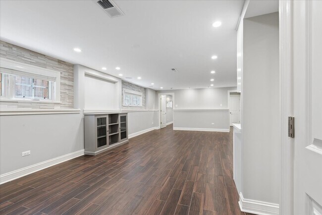 Building Photo - 1441 W Wolfram St