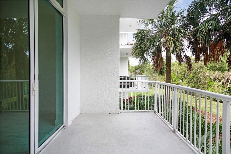 Building Photo - 14951 Royal Oaks Ln