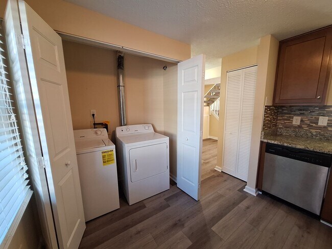 Building Photo - Move In Ready