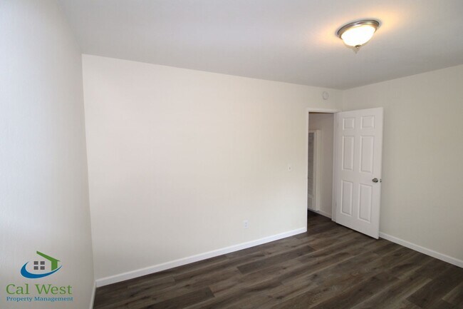 Building Photo - $2495 - 2 Bed 1.5 Remodeled 2 Story Towhn Home Near Keily and Saratoga