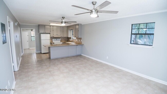 Building Photo - 247 Poinsettia Dr