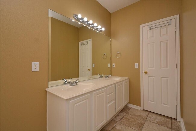 Building Photo - 2931 Sunbird Dr