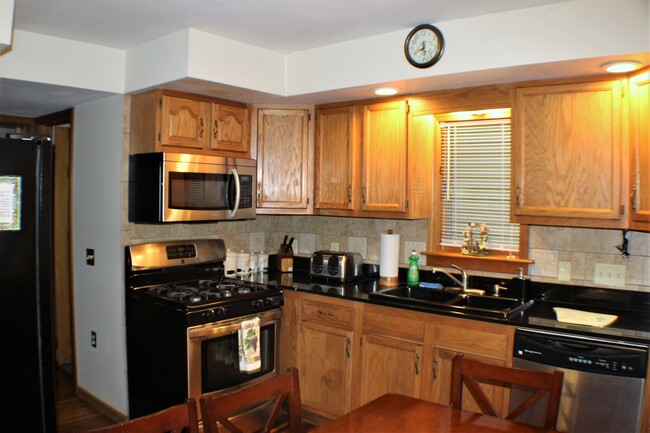 Eat in kitchen with all stainless steel appliances - 11 Columbia St