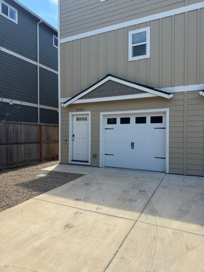 Building Photo - LIKE - NEW 3- BEDROOM TOWNHOME W/ GARAGE, FENCED YARD & PRIVATE 3RD BEDROOM OFF GARAGE