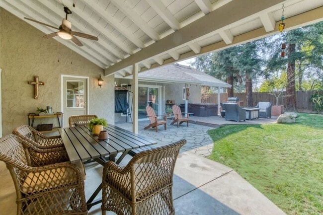 Building Photo - 8476 N Del Mar Ave