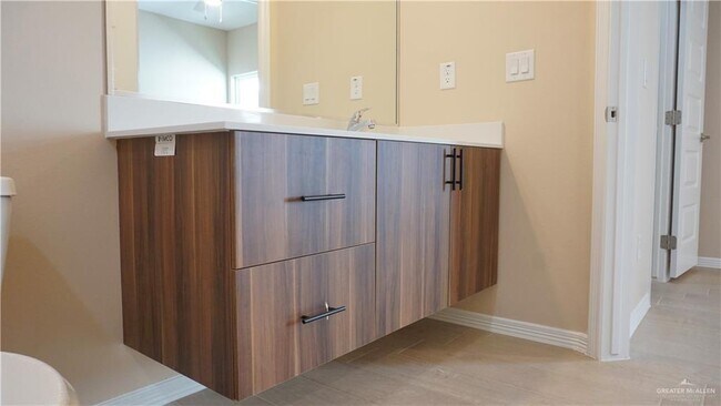 Building Photo - 30 W Kenwood St