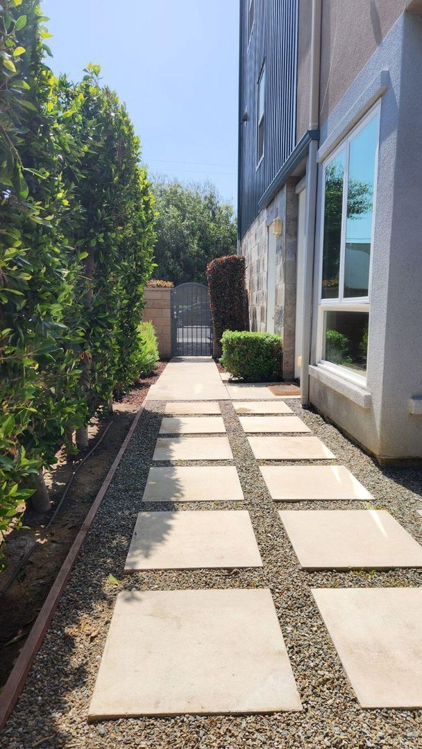 Building Photo - Modern 3 Bed/ 4 Bath, Detached, Private Dr...