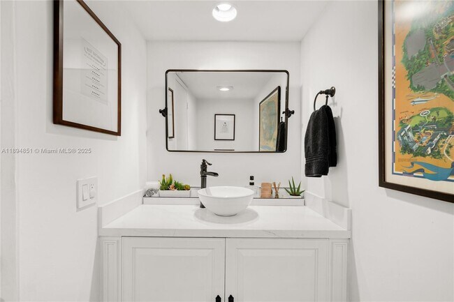 Building Photo - 520 Brickell Key Dr