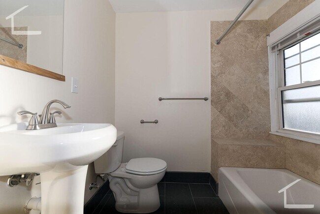 Building Photo - Nicely renovated 3 bed 3.5 bath in Brighton Center!!!