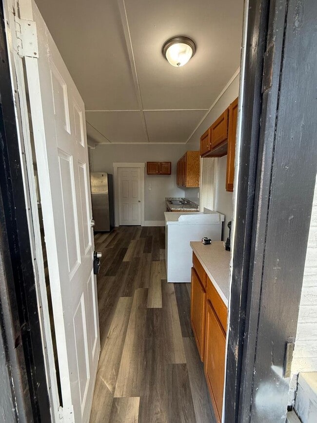 Building Photo - 140 E 5th St